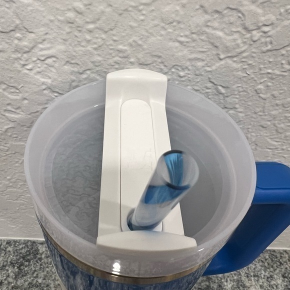 THE QUENCHER H2.0 FLOWSTATE™ TUMBLER | 40 OZ - Arctic Twist‎ - Holiday Exclusive - Picture 4 of 4